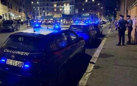 San Lorenzo, minorenne denunciato per rapina durante la movida