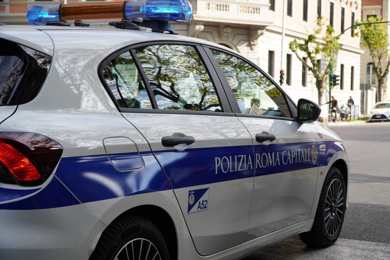 Anziana di 91 anni vaga disorientata sotto il caldo, salvata dalla Polizia Locale
