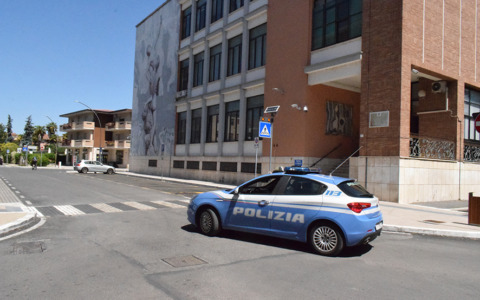 Danneggiava le auto per liberare i parcheggi, denunciata commerciante