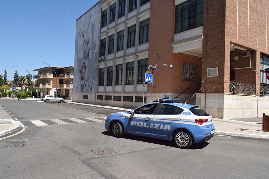 Danneggiava le auto per liberare i parcheggi, denunciata commerciante