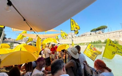 “No al deposito delle scorie radioattive”, la protesta in battello da Viterbo a Roma