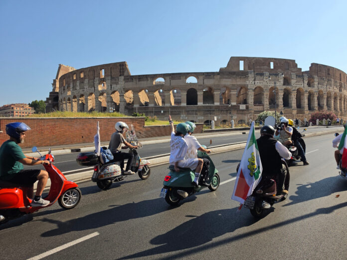 In migliaia in centro per gli 80 anni della Vespa