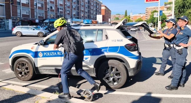 Sul monopattino senza casco, scaraventa a terra un agente della Polizia Locale