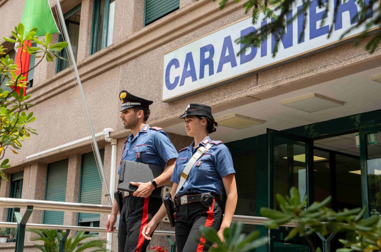 Perseguita la ex, domiciliari e braccialetto elettronico per un peruviano di 25 anni