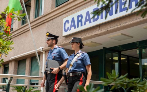 Perseguita la ex, domiciliari e braccialetto elettronico per un peruviano di 25 anni