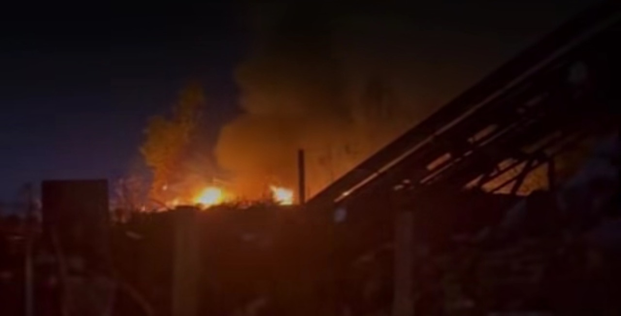 Incendio in un deposito di legname