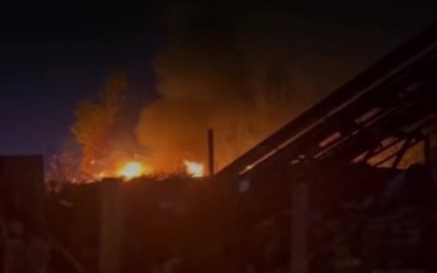 Incendio in un deposito di legname