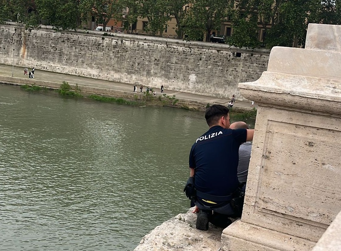 Minaccia di gettarsi nel Tevere, salvato da quattro poliziotti