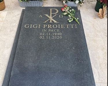 Nessun furto sulla tomba di Gigi Proietti, la lapide era stata rimossa per un aggiornamento