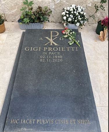 Nessun furto sulla tomba di Gigi Proietti, la lapide era stata rimossa per un aggiornamento