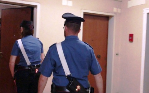 Colpisce la moglie con un pugno, arrestato 56enne per maltrattamenti