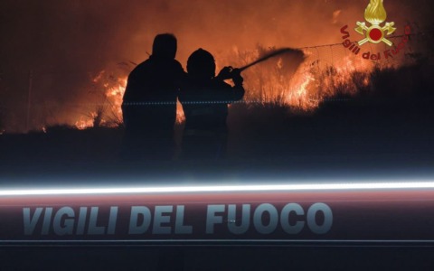 Incendio boschivo, evacuate nove famiglie. Chiusa la Salaria. IL VIDEO