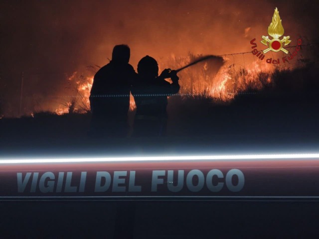 Incendio boschivo, evacuate nove famiglie. Chiusa la Salaria. IL VIDEO