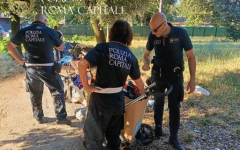 Blitz della Polizia Locale in via Ugo Ojetti: smantellato mercato abusivo