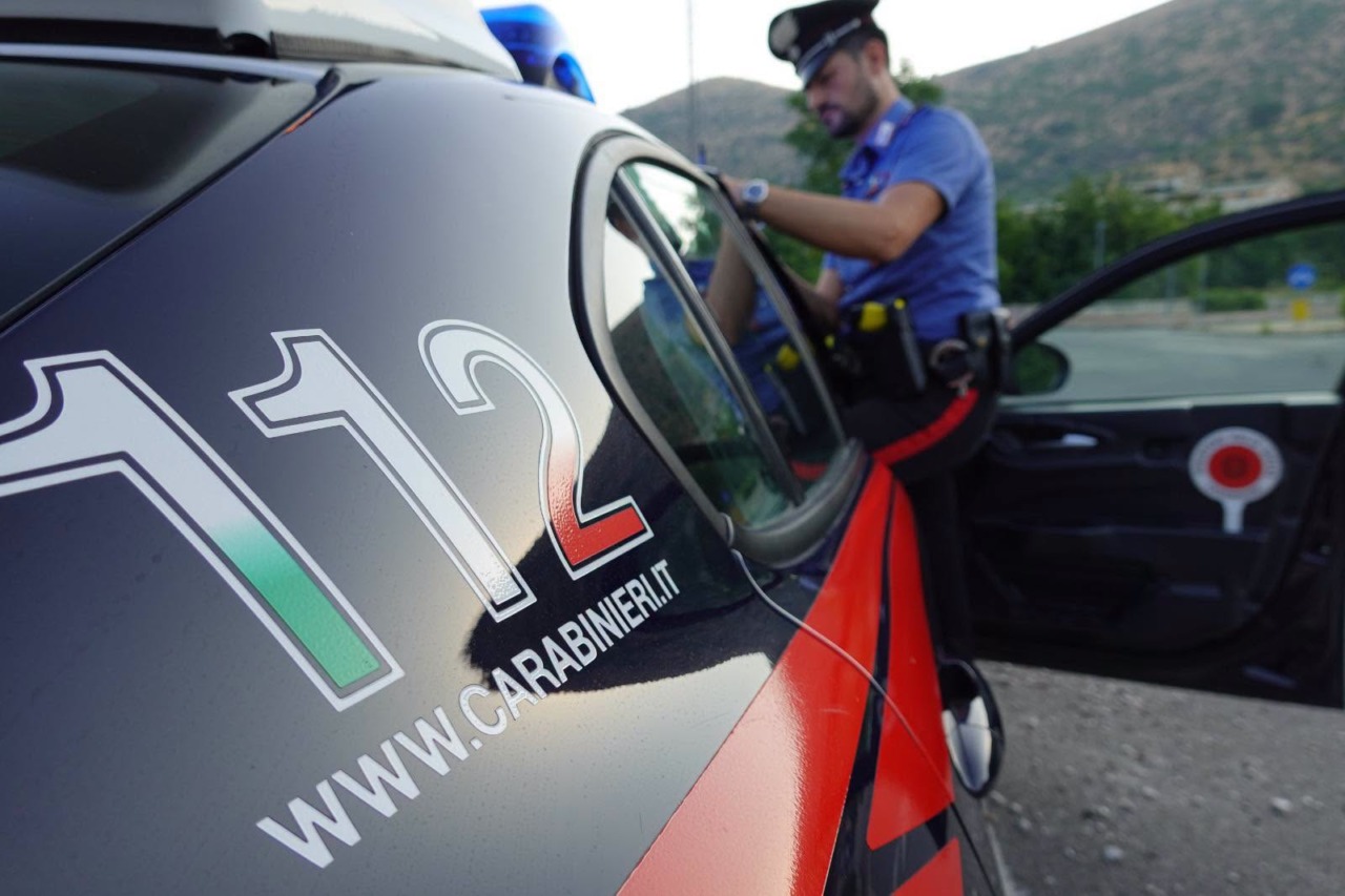 Vede un uomo parlare con la ex e lo uccide a calci e pugni, arrestato