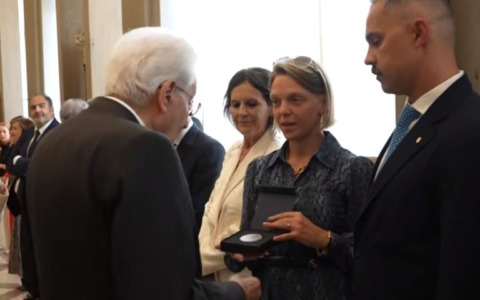 2 giugno, Arianna Fontana regala una medaglia olimpica al presidente Mattarella. VIDEO