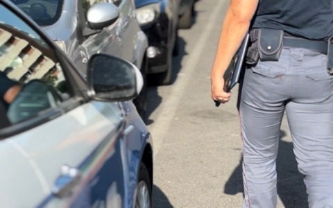 Caffè corretto con psicofarmaci per rubare all’amico la fede nuziale, arrestato