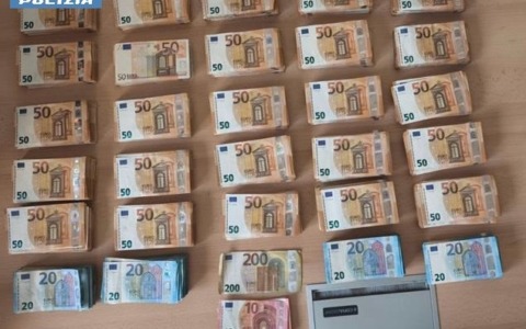 Viaggiava sull’alta velocità con 140mila euro nello zaino: denunciato
