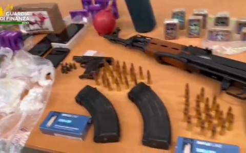 Fucile d’assalto, droga e pistola in casa. Arrestato un uomo a Ostia. IL VIDEO