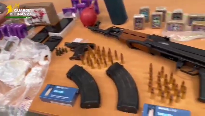 Fucile d’assalto, droga e pistola in casa. Arrestato un uomo a Ostia. IL VIDEO