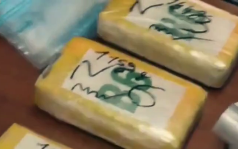 Attico “abusivo” per il confezionamento della droga, arrestato pusher con 11 chili di cocaina. IL VIDEO