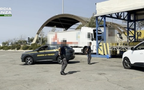 Furto in abitazione, intercettati sulla A12 e arrestati. LE IMMAGINI