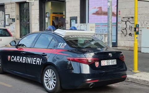 Tenta un furto, aggredisce una donna e rapina un corriere