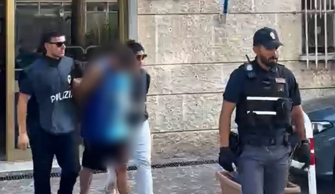 Trascinano un’anziana per strada per strapparle la borsa