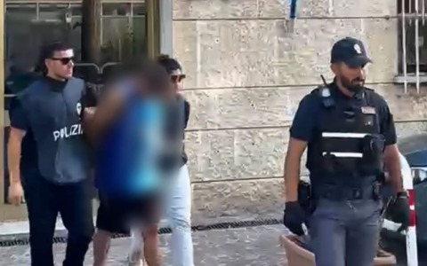 Trascinano un’anziana per strada per strapparle la borsa