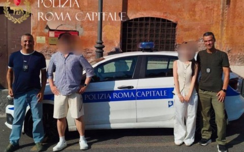 Rubano il portafogli ad una turista coreana, denunciate due borseggiatrici