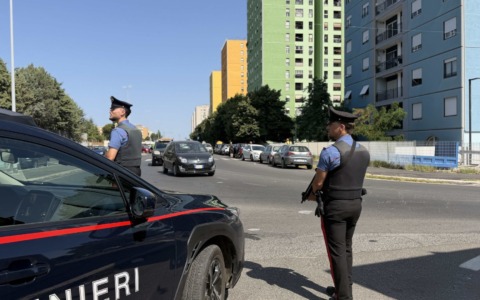 Meccanico rifiuta di lavorare gratis e gli incendiano due auto, arrestati