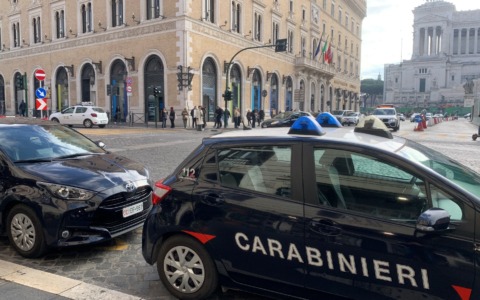 Rapine violente in strada, arrestati due scippatori dai carabinieri