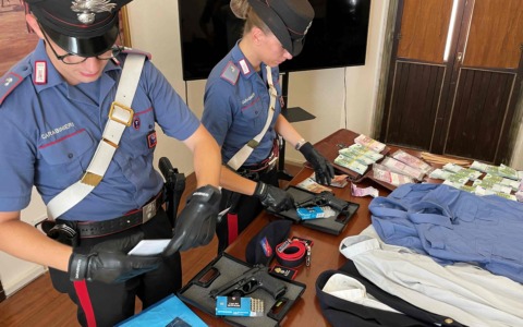 Reati contro il patrimonio e le fede pubblica, tre arrestati per associazione a delinquere. LE IMMAGINI