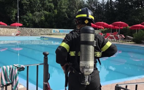 Intossicati in piscina, i genitori presentano denuncia. Migliorano i bambini