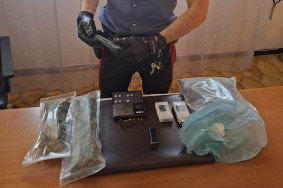 Droga e pistola in casa, arrestato un uomo di 56 anni