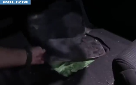 Droga sotto il tappetino dell’auto e in frigorifero, arrestati due pusher