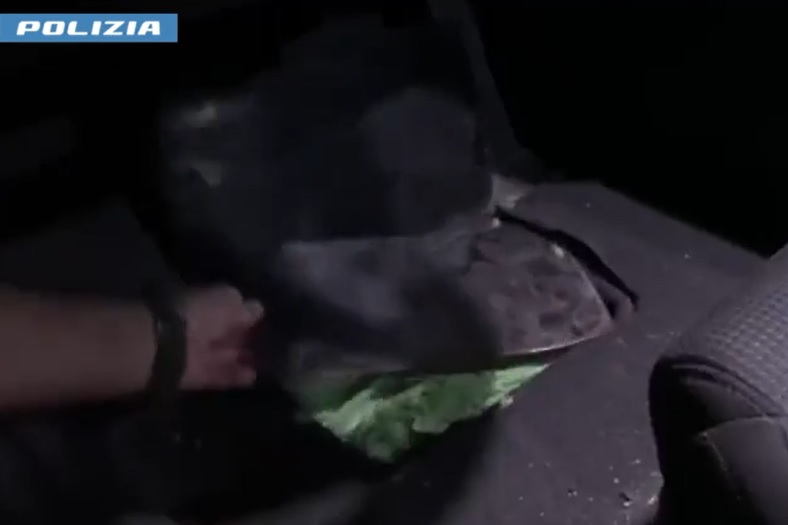 Droga sotto il tappetino dell’auto e in frigorifero, arrestati due pusher