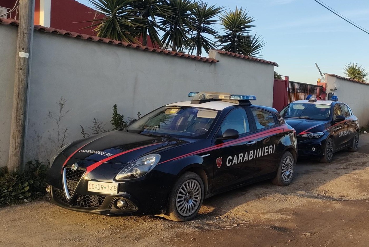 Aggredisce i genitori con un coltello, arrestato un 14enne