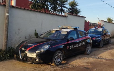 Aggredisce i genitori con un coltello, arrestato un 14enne