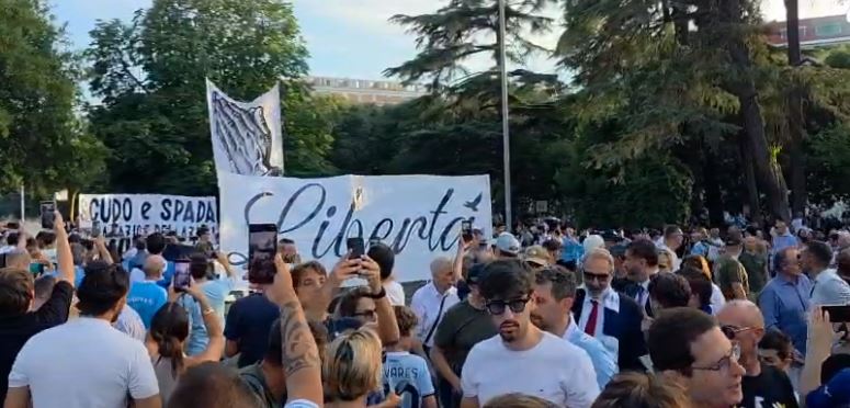 Oltre 20 mila tifosi della Lazio in corteo contro Lotito, in piazza anche il Presidente della Regione Rocca: “Non possiamo essere ostaggi” VIDEO