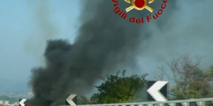 Maxi rogo di sterpaglie a ridosso del Raccordo, traffico in tilt