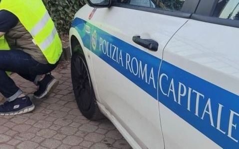 Lancia sassi sulle auto in transito, colpita anche un’auto della Polizia Locale. Arrestato