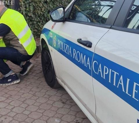 Lancia sassi sulle auto in transito, colpita anche un’auto della Polizia Locale. Arrestato