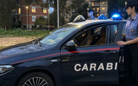 Bomba carta davanti a un condominio, cancello danneggiato