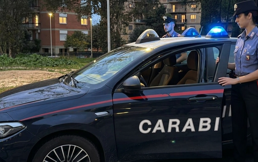 Bomba carta davanti a un condominio, cancello danneggiato