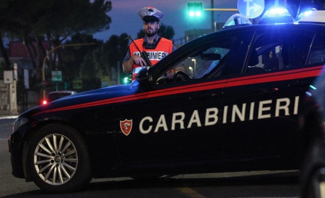 Spari da un’auto in corsa: quattro feriti, caccia alla banda