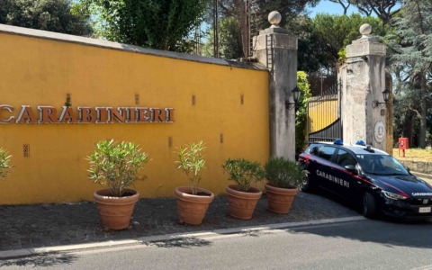 Dà fuoco a un camper in sosta senza motivo: 31enne incastrato dalle telecamere