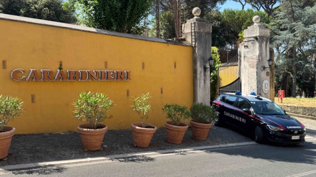 Dà fuoco a un camper in sosta senza motivo: 31enne incastrato dalle telecamere