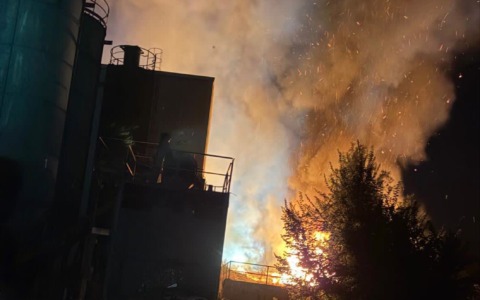 Vasto incendio in una discarica abusiva, Vigili del Fuoco al lavoro