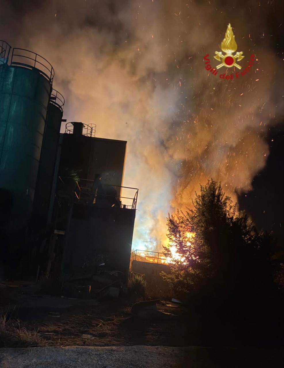 Vasto incendio in una discarica abusiva, Vigili del Fuoco al lavoro